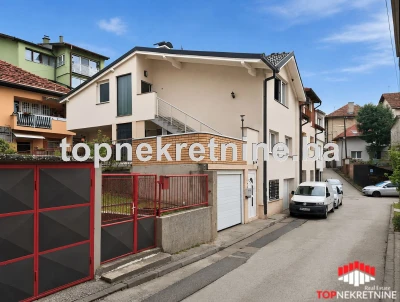 Funkcionalna kuća sa 3 etaže, površine 256m2 sa 2 garaže i prostranom terasom na Bjelavama