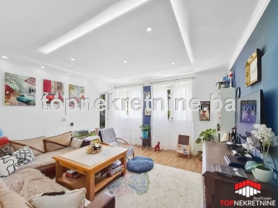 Komotan, trostrano orijentisan, dvosoban stan od 62m2 sa balkonom i lođom, u blizini Opće bolnice dr. Abdulah Nakaš