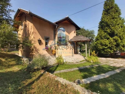 Kuća sa dvorištem – Novopazarska / Vraca