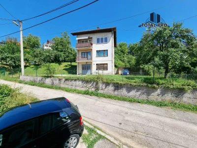 Kuća sa dvorištem Novopazarska / Vraca