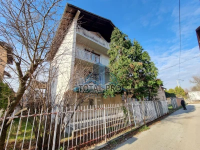 Kuća sa dvorištem Kasindolska / Stup Ilidža