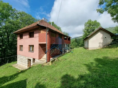 Zemljište sa kućom Mrkovići / Centar