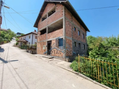 Kuća sa dvorištem Vrbaska / Vraca