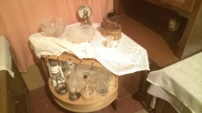 Retro mini bar za pića sa rotirajućom policom