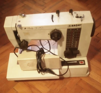 Šivaća mašina Bagat Ruža sa papučicom i koferom