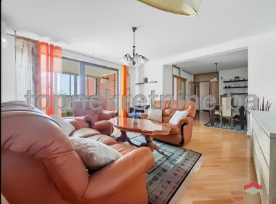 U potpunosti opremljen četverosoban stan od 97m2 sa prostranom lođom i balkonom, na Ciglanama